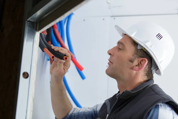 Eletricista Masculino Verifica Sua Utilidade — Fotografia de Stock