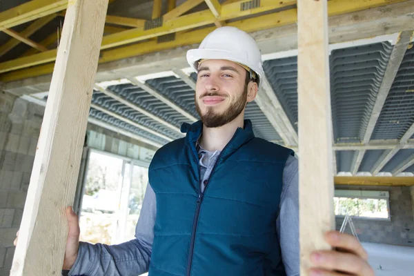 Männlicher Bauunternehmer Mit Einem Holzrahmen — Stockfoto