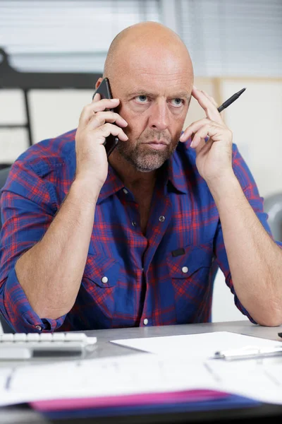 Pracownik Biurowy Mężczyzna Krzyczący Przez Telefon — Zdjęcie stockowe