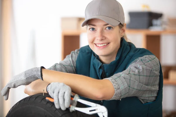 Professionelle Reparaturfachfrau Bei Der Renovierung Eines Hauses — Stockfoto