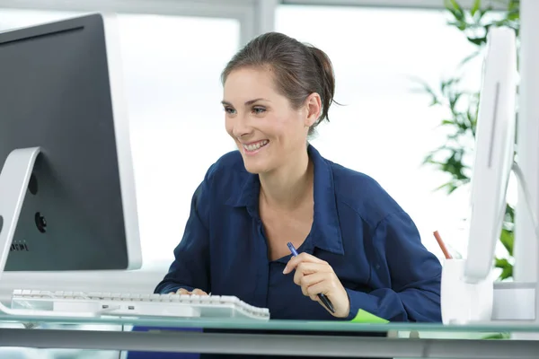 Vrouw Lachen Tijdens Het Gebruik Van Desktop Computer — Stockfoto