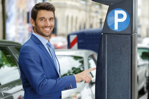 Muž Platící Parkovací Hodiny — Stock fotografie