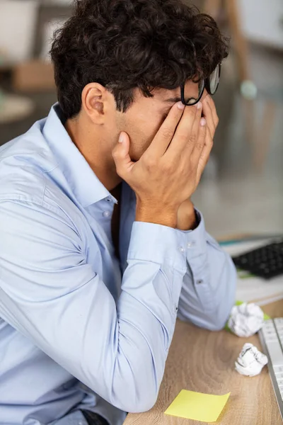 Stressad Kontorsman Skrivbord Täcker Ansiktet Med Händerna — Stockfoto