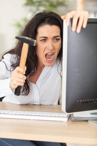 Wütende Junge Frau Laptop Arbeitsplatz Zerschlagen — Stockfoto