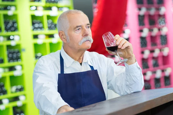 Commerciante Vino Degustazione Del Vino Nel Bicchiere — Foto Stock
