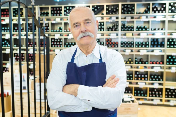 Glimlachende Senior Verkoper Man Wijnwinkel — Stockfoto