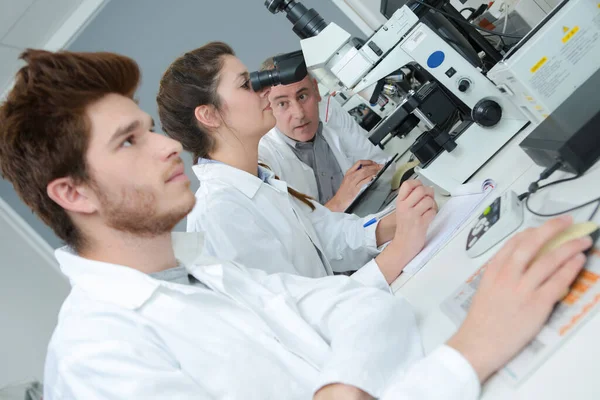 Ιατρικές Φοιτητές Που Εργάζονται Μικροσκόπιο Στο Πανεπιστήμιο — Φωτογραφία Αρχείου