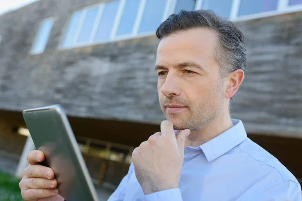 Homem Usando Tablet Digital Livre — Fotografia de Stock