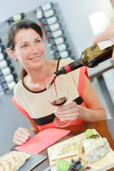 Vrouw Met Kaas Wijn — Stockfoto
