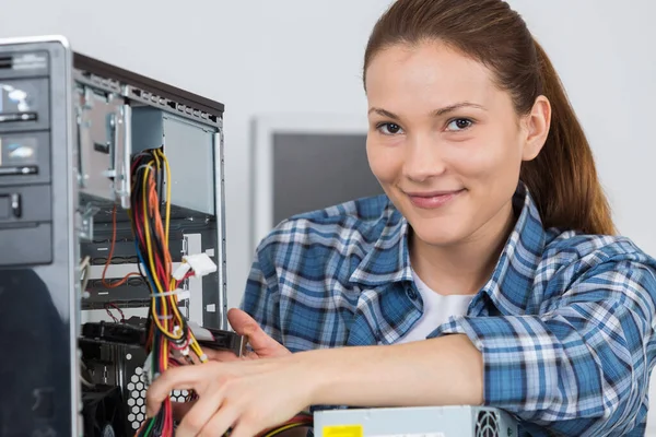 Técnico Fêmea Posando Lado Computador Desktop Desmontado — Fotografia de Stock