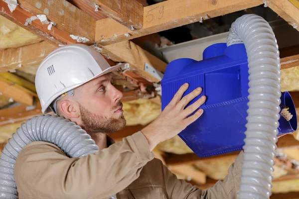 Hombre Fixinx Una Caja Ventilación — Foto de Stock