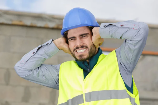 Constructor Cubriendo Oídos Como Escuchar — Foto de Stock