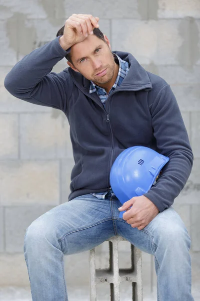 Arbeiter Mit Helm Mit Müdigkeit — Stockfoto