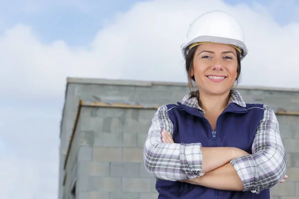 Porträtt Kvinnlig Arbetstagare Som Poserar Mot Byggarbetsplatsen — Stockfoto