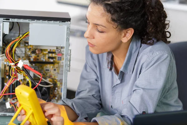 Woman Testing Motherboard — Stock Photo, Image