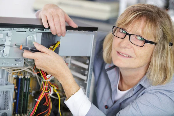 Szczęśliwy Technik Kobieta Pracuje Tranzystorem — Zdjęcie stockowe