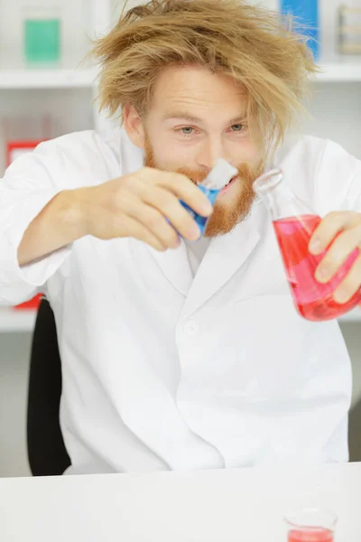 Lustiger Verrückter Wissenschaftler Chemiker Mit Chemikalien — Stockfoto