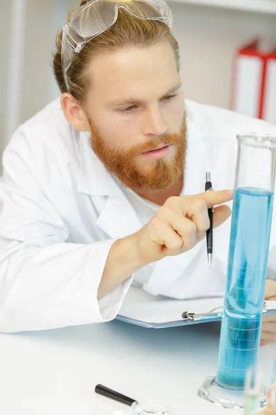 男同性恋生物学家在实验室里拿着试管 — 图库照片