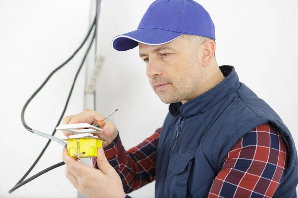 Eletricista Masculino Trabalha Com Cabo Conexão Elétrica — Fotografia de Stock