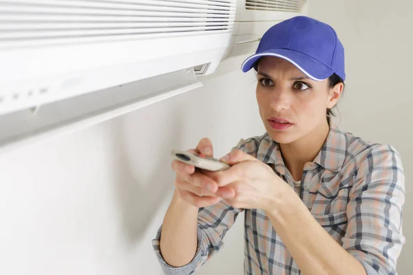 Kvinnlig Arbetstagare Bekräftar Luftkonditionering — Stockfoto
