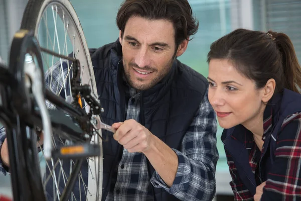 Cykelmekaniker Och Lärling Reparera Cykel Verkstad — Stockfoto