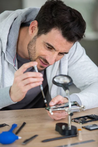 Man Repairing Broken Smartphone Workshop — Stock Photo, Image