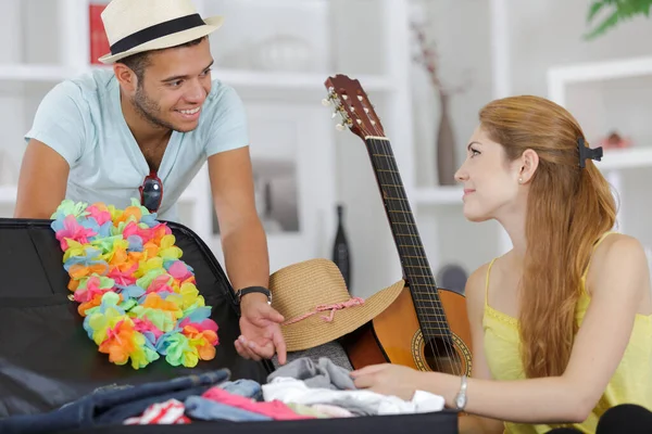Young Couple Packing Holiday — Stock Photo, Image