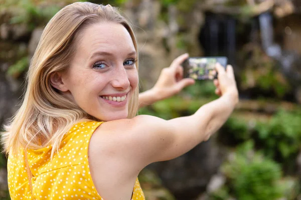 年轻优雅的女性游客拍摄地标照片 — 图库照片