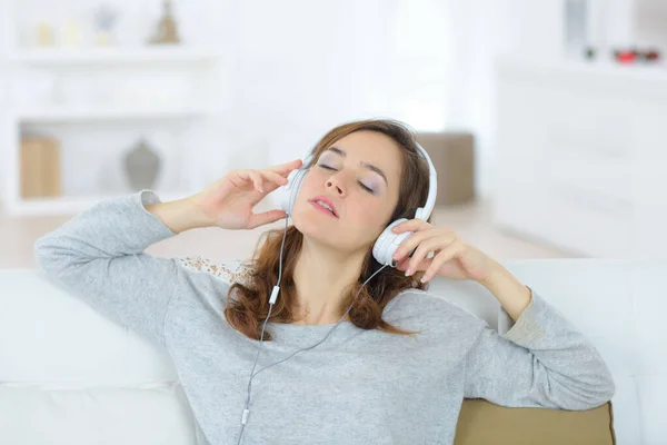 女人头戴式耳机欣赏音乐 — 图库照片