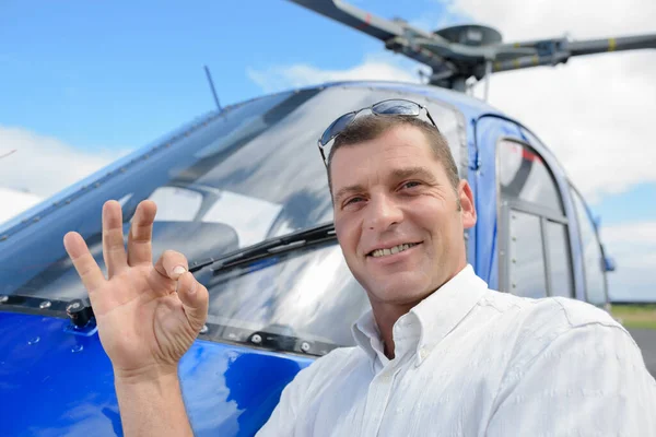 Homme Montrant Signe Correct Devant Hélicoptère — Photo
