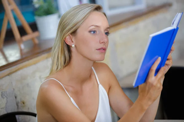 Beautiful Blonde Woman Cafe Reading Book — Φωτογραφία Αρχείου