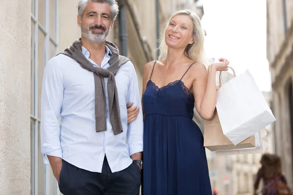 Άντρας Και Γυναίκα Τσάντες Για Ψώνια — Φωτογραφία Αρχείου