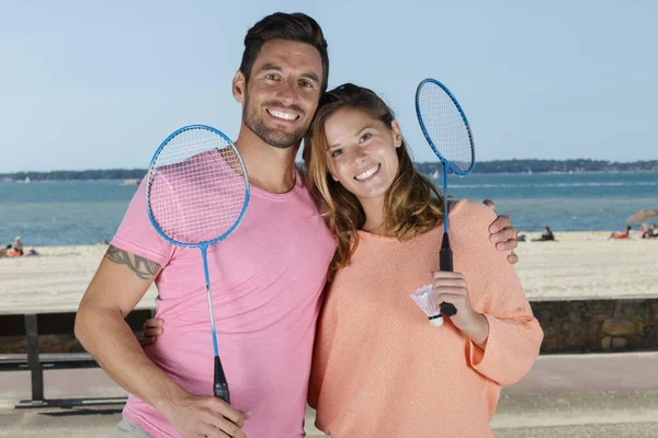 Ett Par Poserar Efter Att Spelat Badminton Utomhus — Stockfoto
