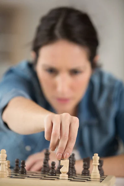 Mujer Casa Jugando Ajedrez Sola — Foto de Stock