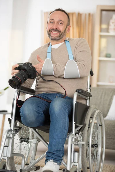 Lycklig Manlig Fotograf Sittande Rullstol — Stockfoto