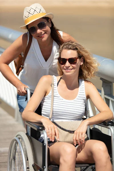 Amigos Uma Mulher Cadeira Rodas — Fotografia de Stock