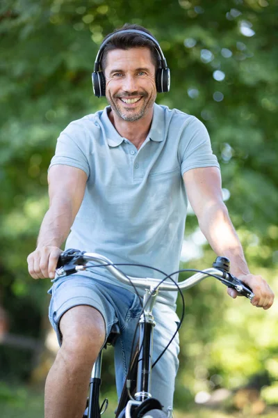 Hombre Guapo Tomando Una Bicicleta Gira Sonriendo —  Fotos de Stock