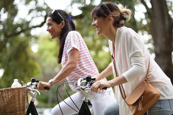 Χαρούμενες Φίλες Που Κάνουν Ποδήλατο Έξω — Φωτογραφία Αρχείου
