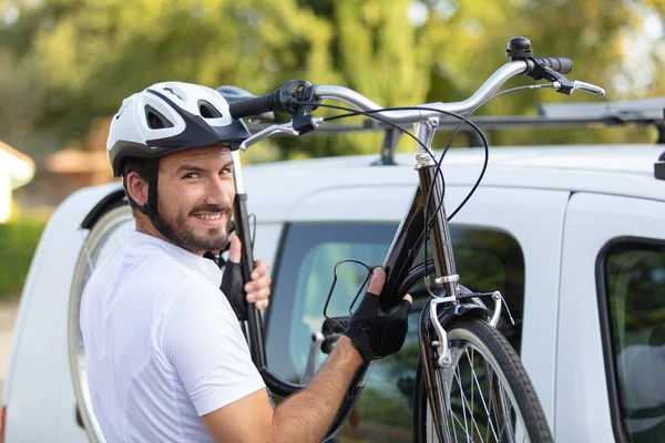 Motosikletli Adam Arabanın Çatısından Bisikletini Çıkardı — Stok fotoğraf