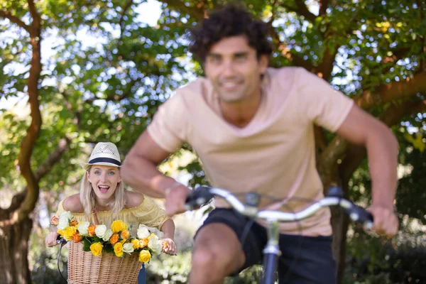 快乐的年轻夫妇 骑着一辆自行车 — 图库照片