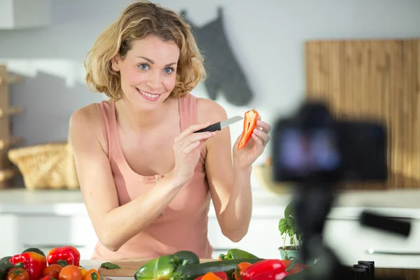Γυναίκα Blogger Τροφίμων Καταγραφή Βίντεο Κάμερα Για Μέσα Κοινωνικής Δικτύωσης — Φωτογραφία Αρχείου