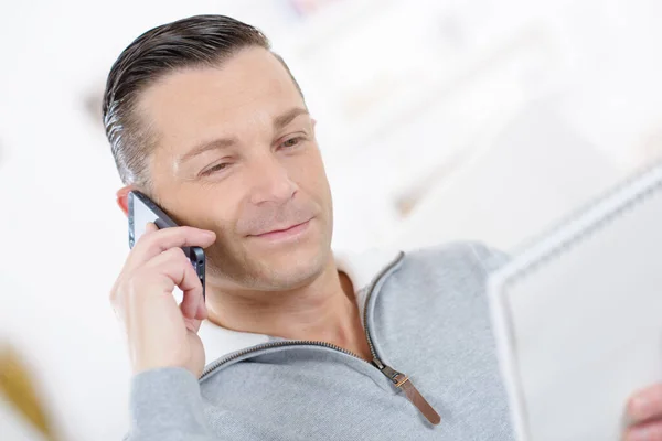 Sorridente Uomo Affari Maturo Parlando Telefono — Foto Stock