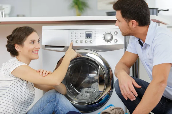 Par Kontrollerar Tvättmaskin — Stockfoto
