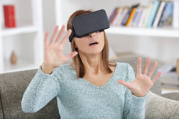 Sorrir Feliz Jovem Mulher Usando Fone Ouvido Realidade Virtual — Fotografia de Stock