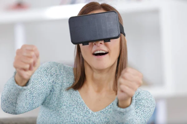 Překvapená Žena Používající Masku Virtuální Reality — Stock fotografie