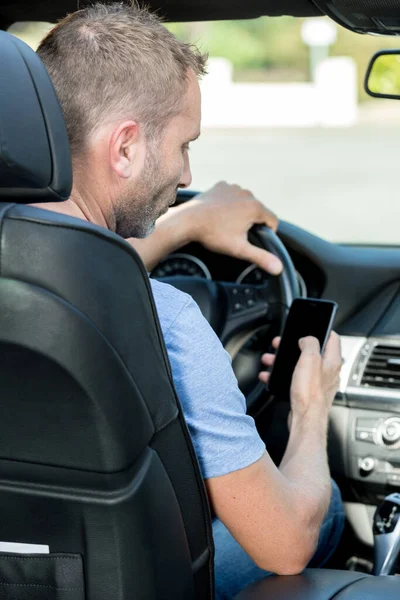 Άνθρωπος Που Μιλάει Στο Τηλέφωνο Ενώ Οδηγείτε Αυτοκίνητο — Φωτογραφία Αρχείου