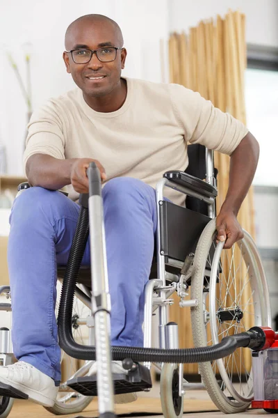 Felice Disabile Uomo Pulizia Casa Con Aspirapolvere — Foto Stock