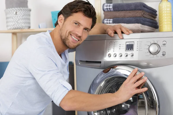 Reparateur Repariert Waschmaschine Der Küche — Stockfoto
