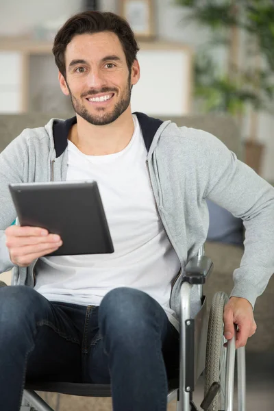 Людина Інвалідному Візку Тримає Цифровий Планшет — стокове фото