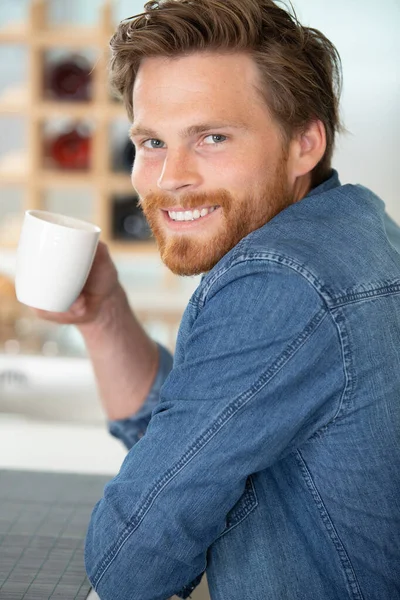 ハンサムな男 カフェでコーヒーを飲んで — ストック写真